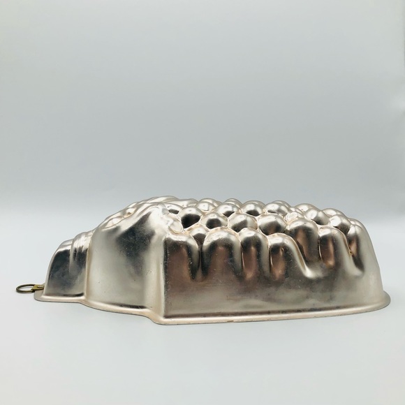 🍇 Vintage Grape Cake Pan Jell-O Mold - Picture 6 of 14